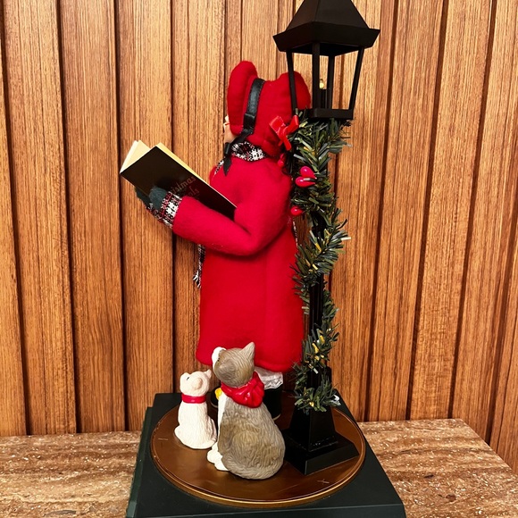 Vintage Dickens’ Collection  Smiles IND Girl Caroler GUC. Lights Up And Plays - Picture 8 of 11